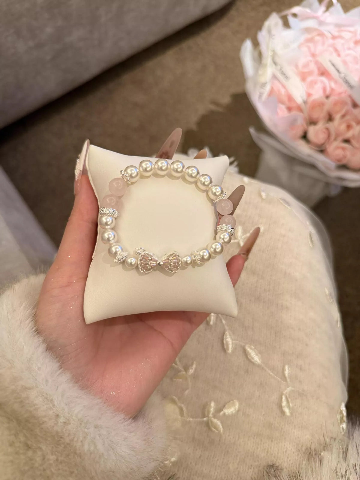 Bow charm pearl bracelet detail