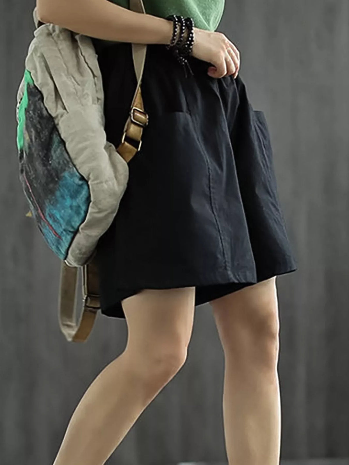 Casual elastic waist shorts with pockets front view