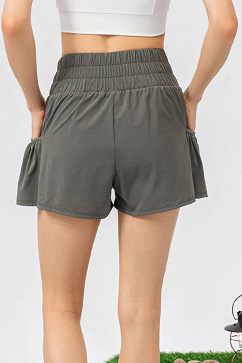 Elastic waist pocketed active shorts waist detail