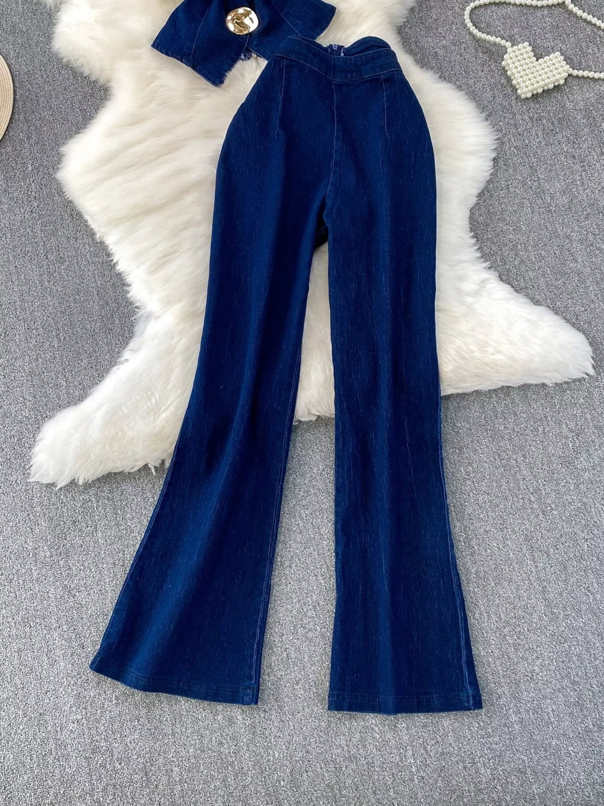 Flare jeans silhouette detail