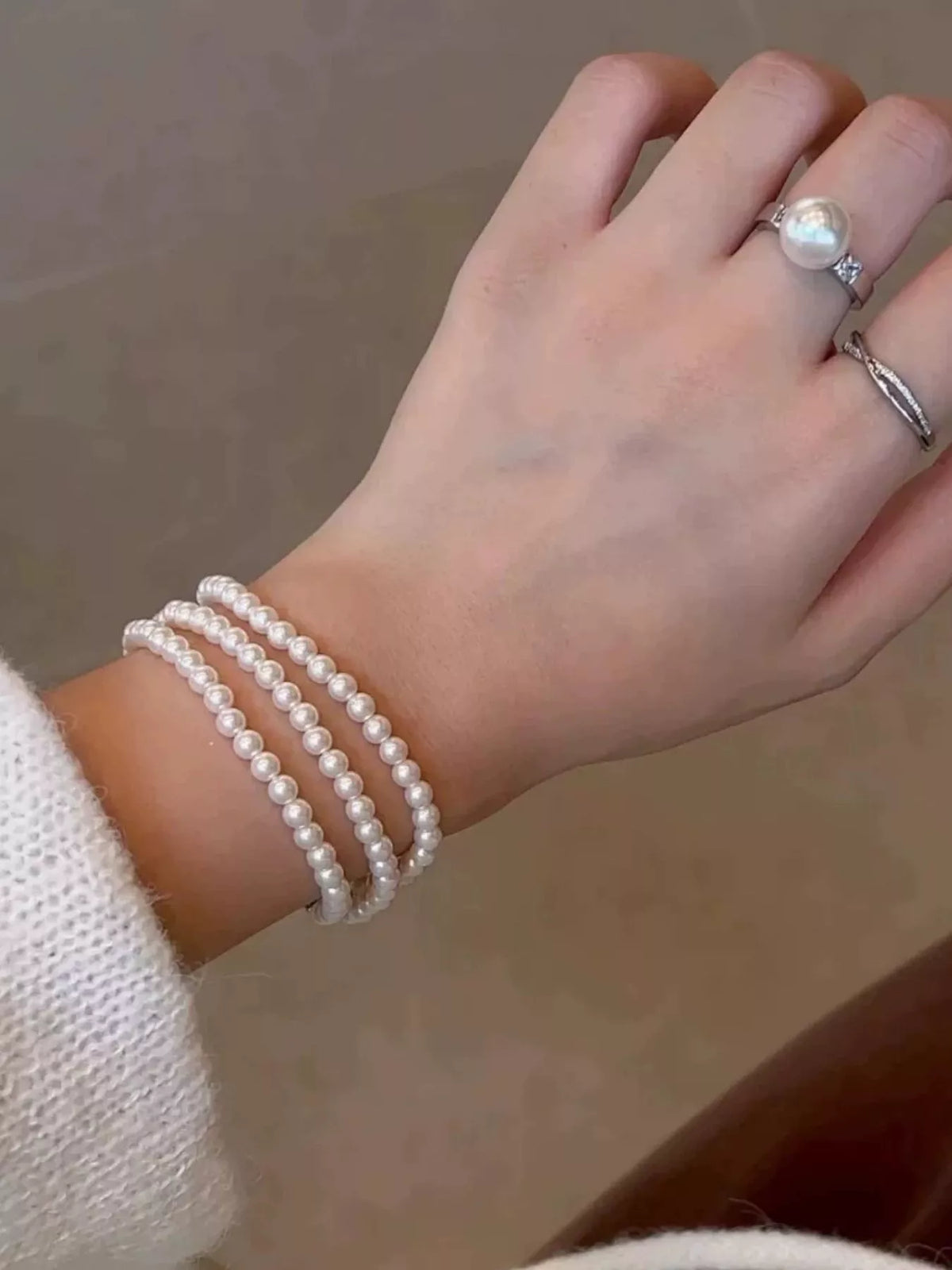 Three layers pearl bracelet styled