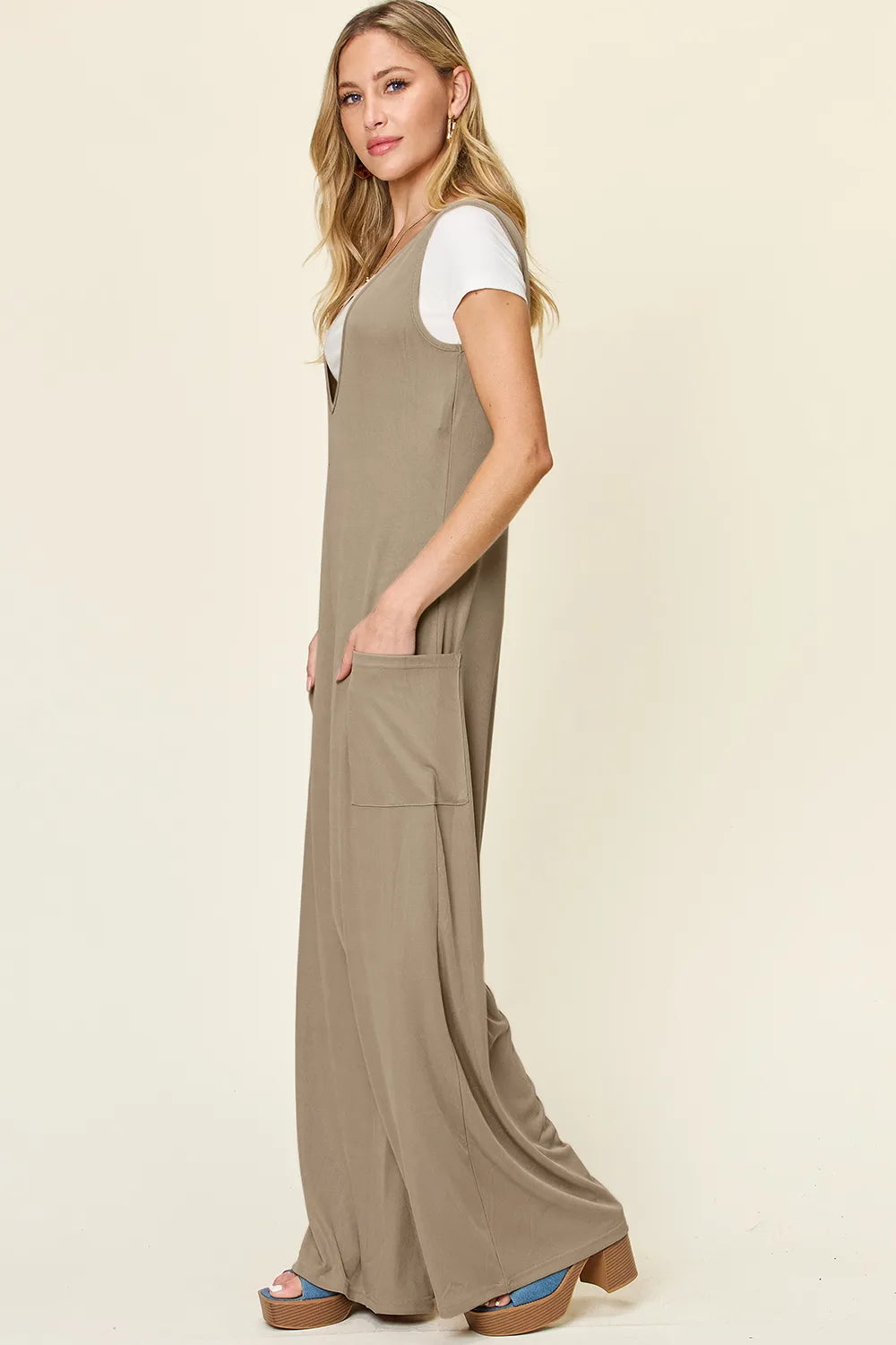 Neckline detail of the sleeveless jumpsuit