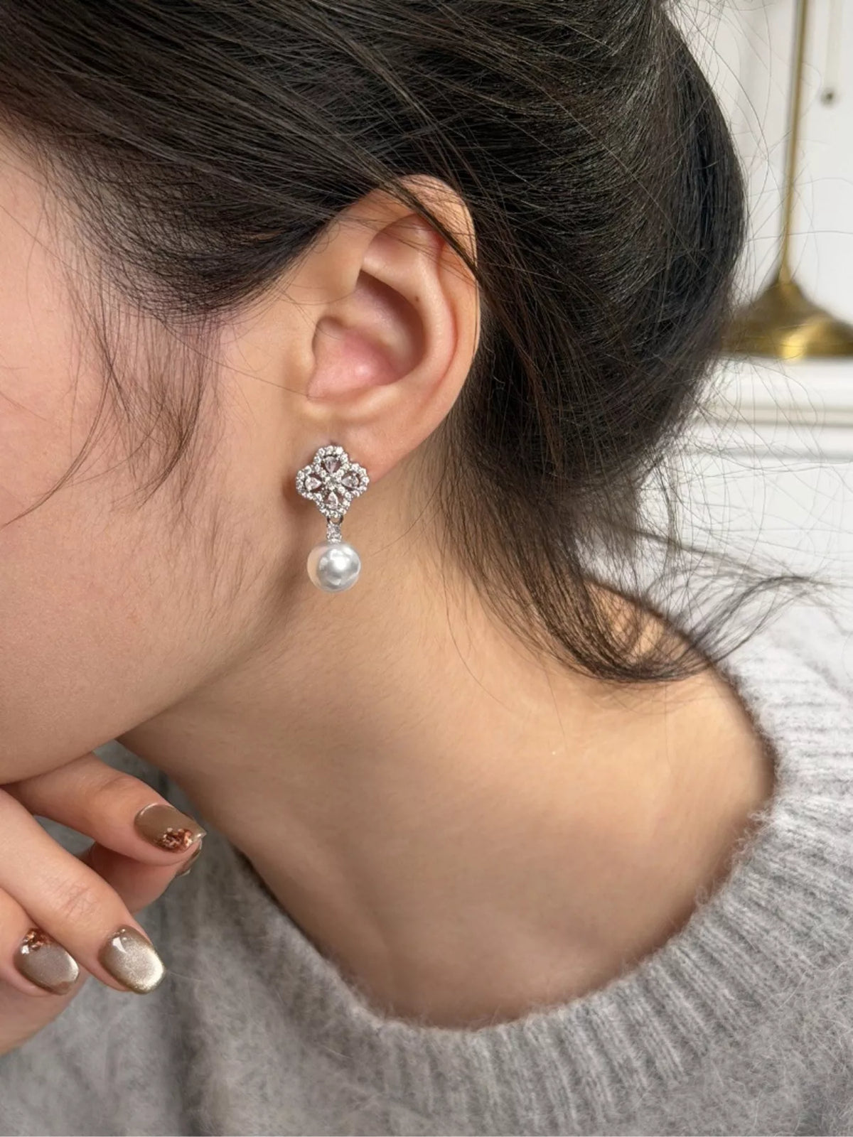 Pearl drop earrings with clover motif detail