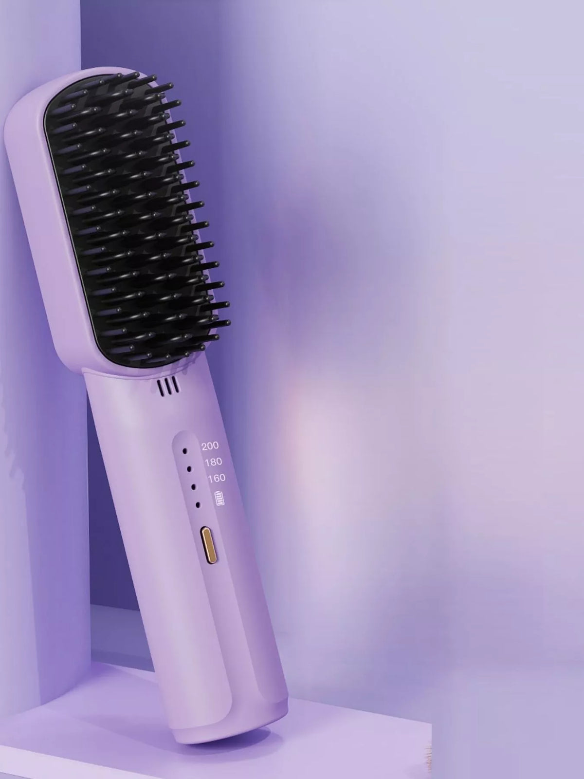 Straightening comb held in hand