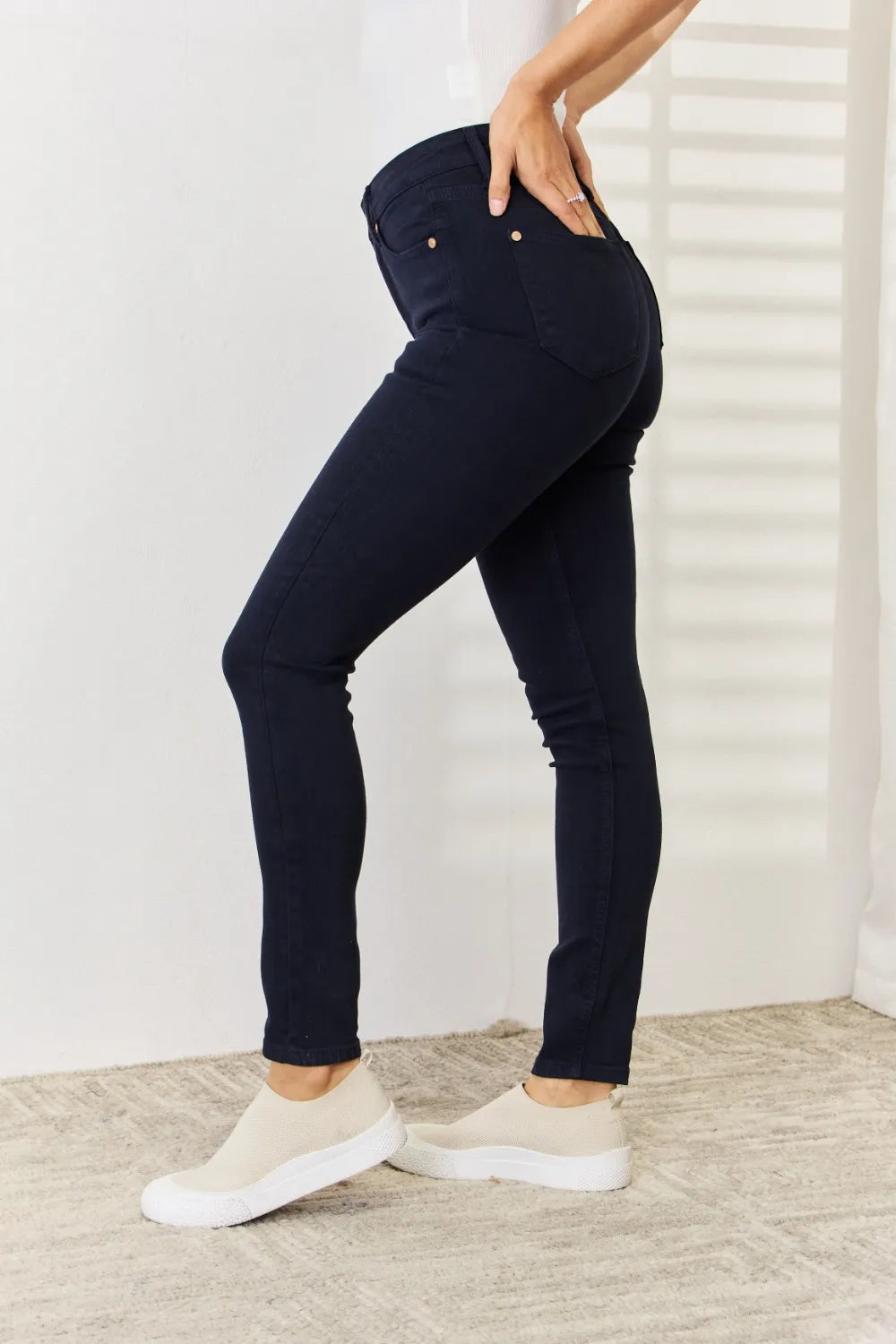 Judy Blue navy denim skinny jeans styled look