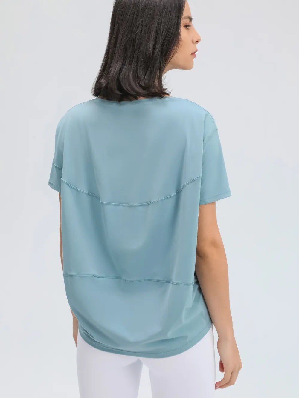 Round neck short sleeve active t-shirt leg view