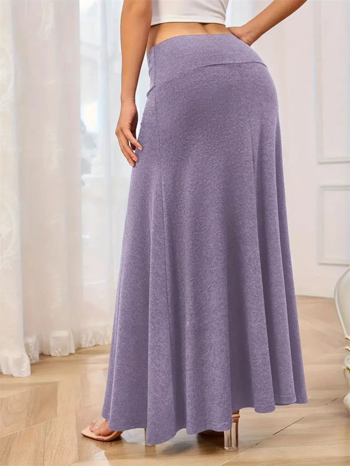 Flowy maxi skirt hem and length detail