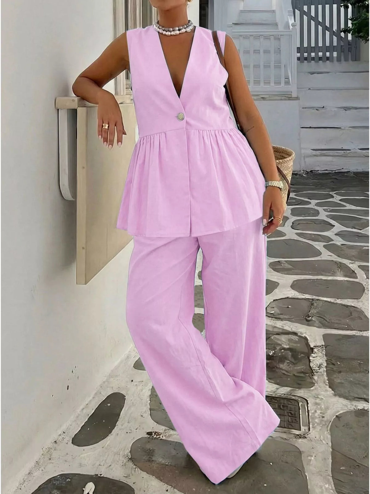 Sleeveless peplum set styling detail