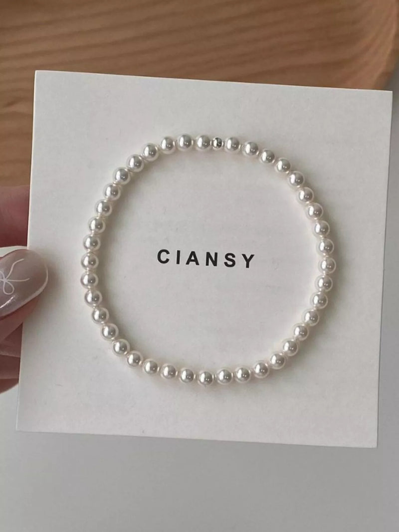 White synthetic pearl beaded bracelet on wrist