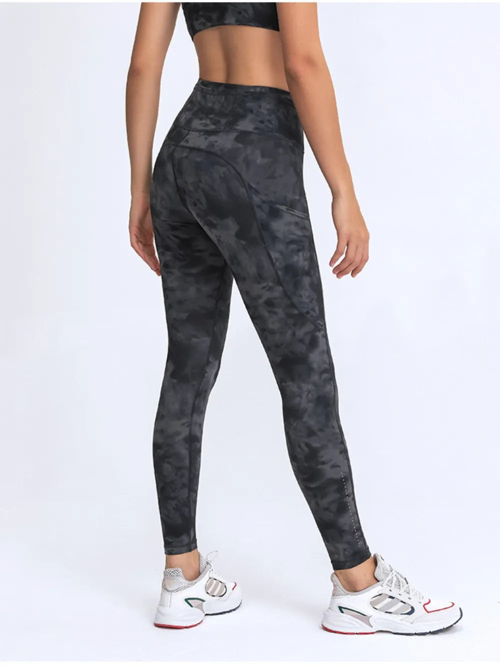 Pocket leggings side pocket detail