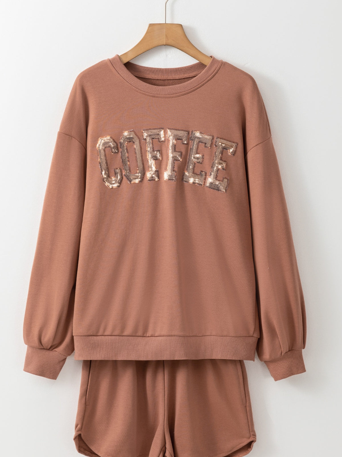 Round neck sweatshirt and shorts two piece detail