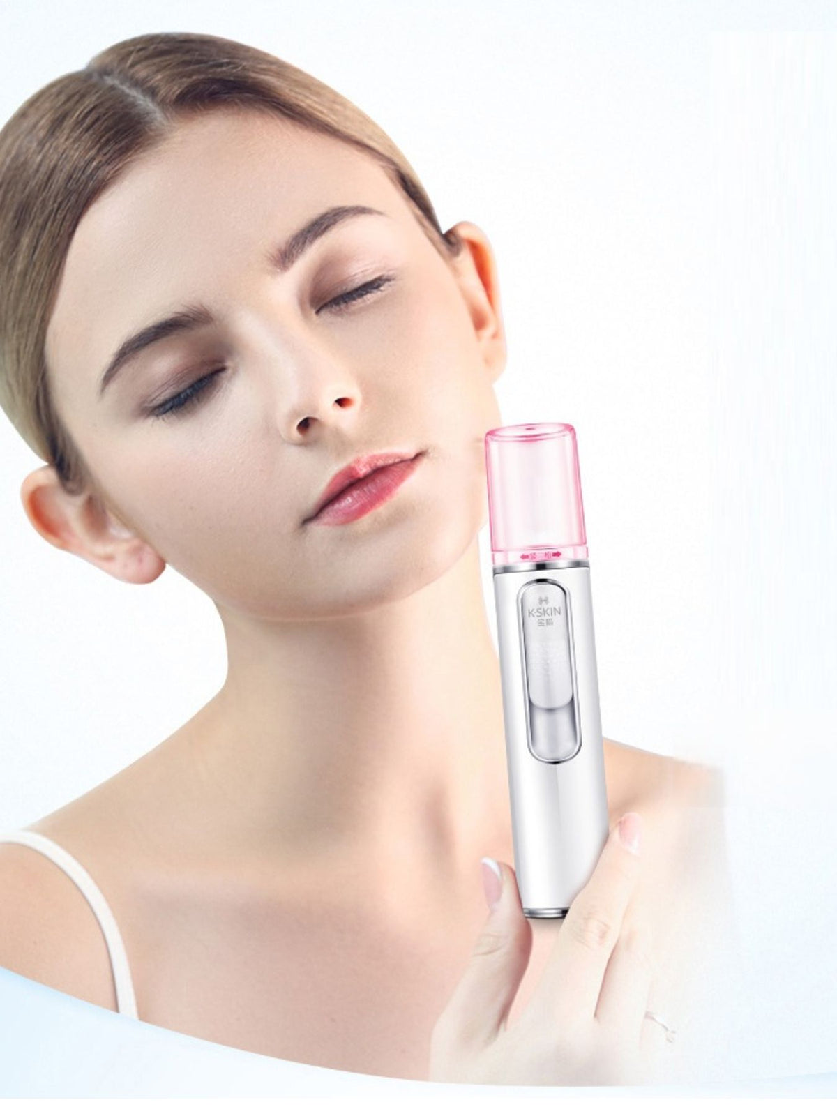 Facial mister spraying fine mist
