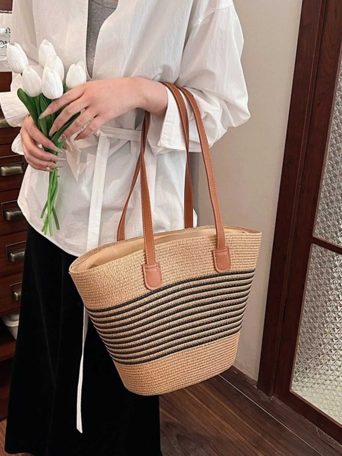 Straw shoulder bag back view