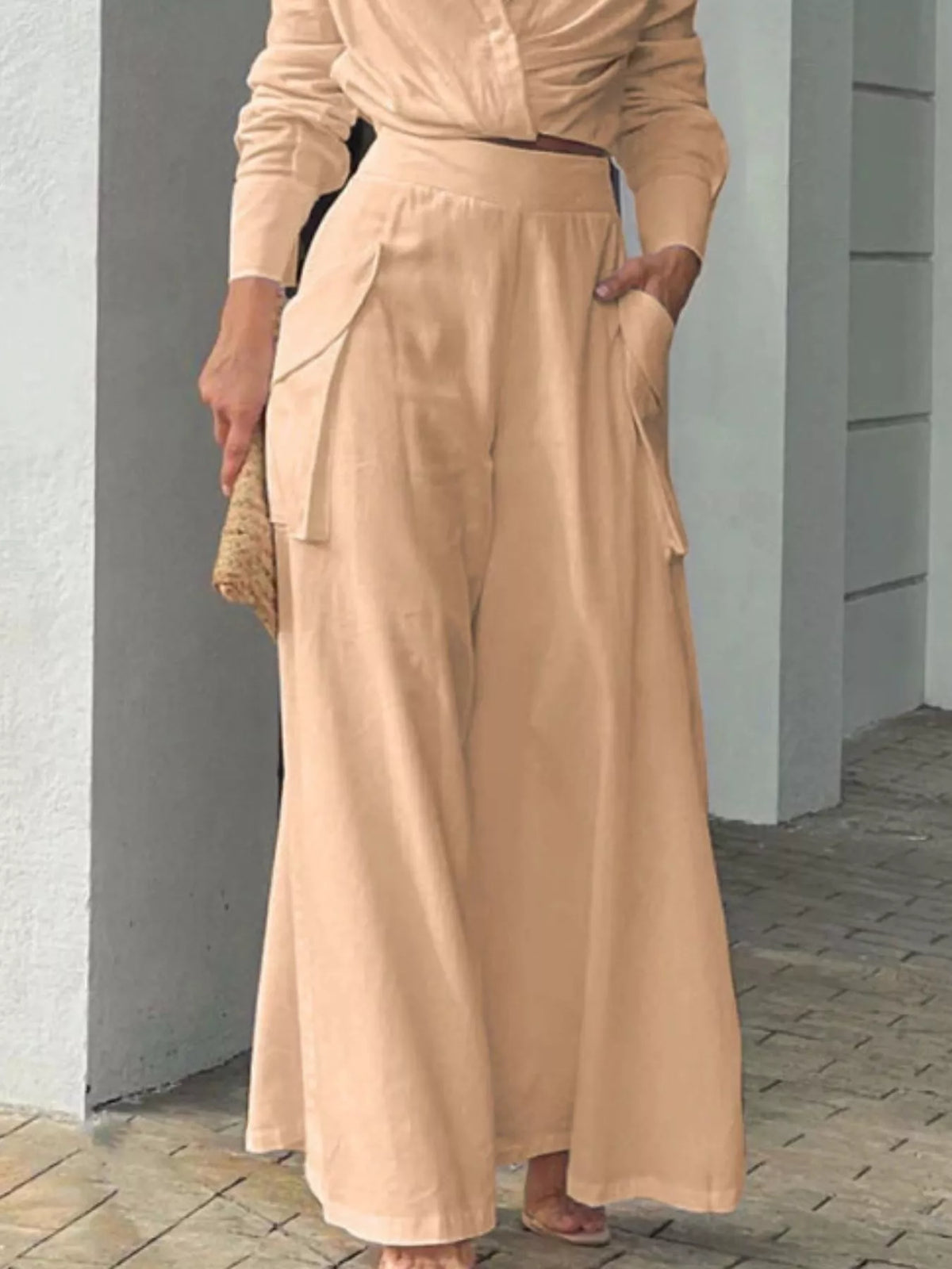 Coordinated set styled travel look