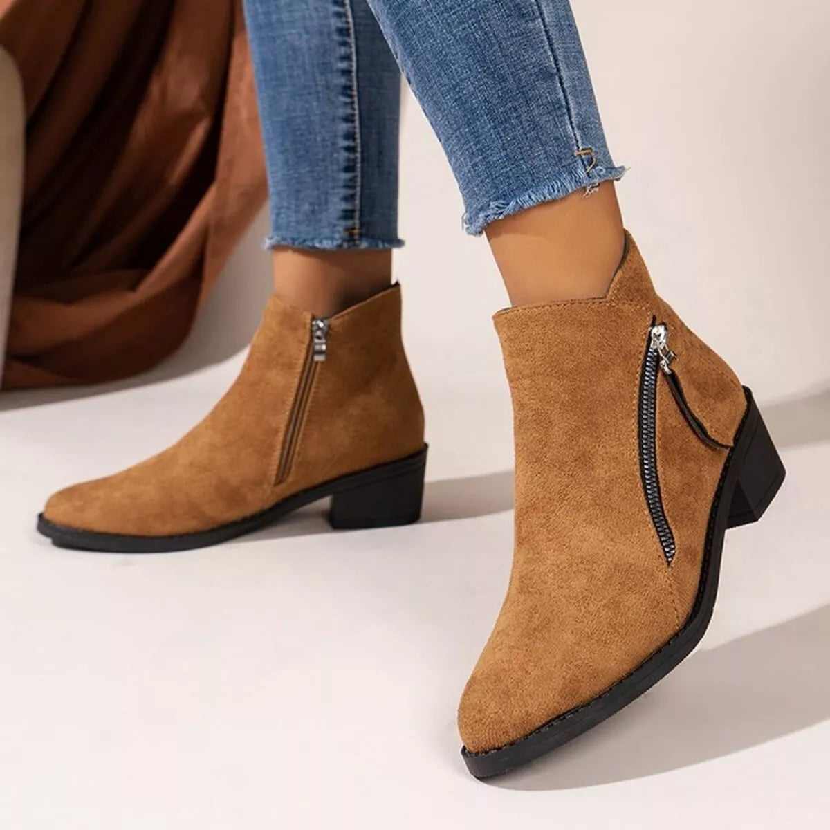 Black point toe block heels boots platform and sole detail