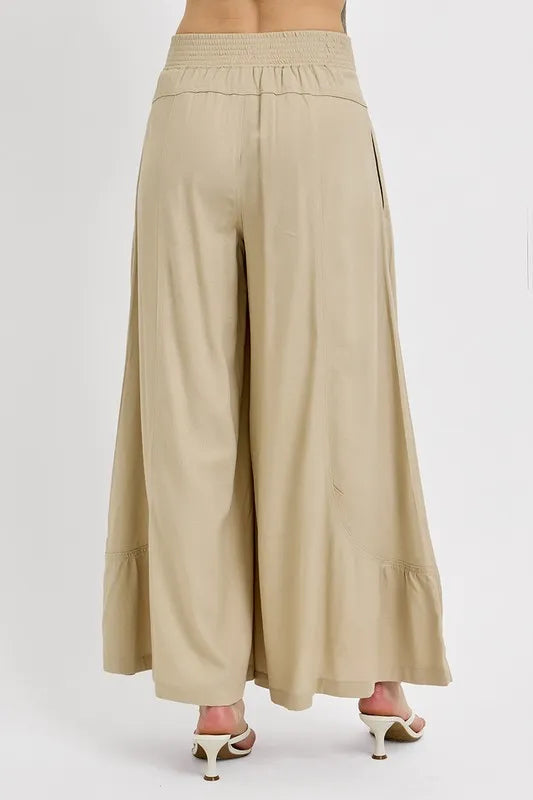 Wide leg pants waist close up