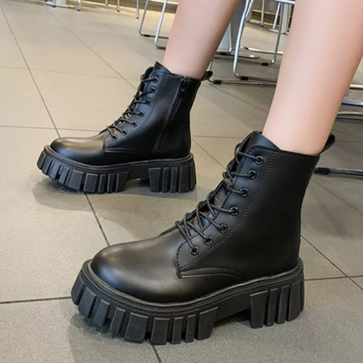 Round toe lace up chunky boots detail of the heel
