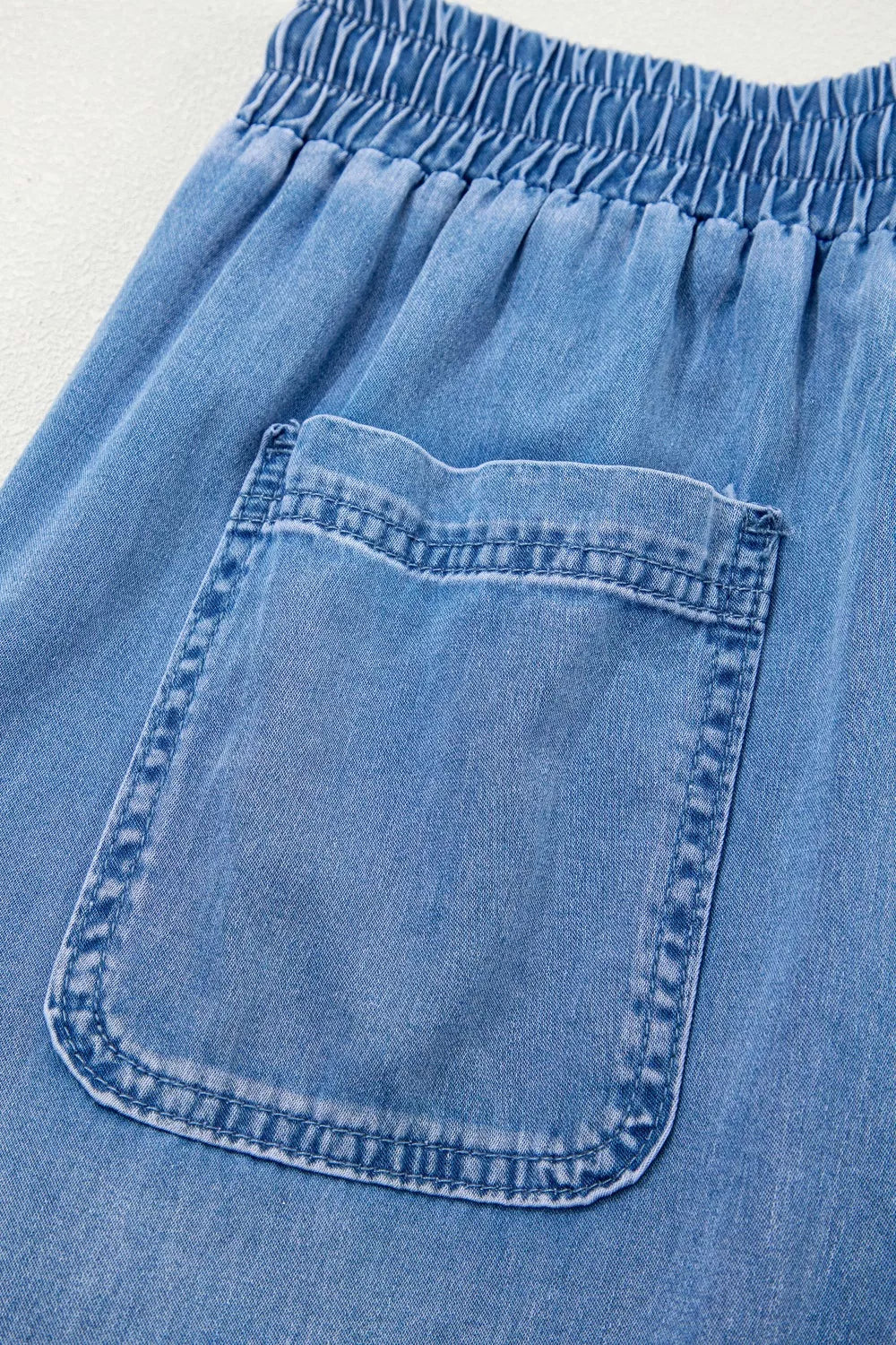 Styled casual look with loose jeans