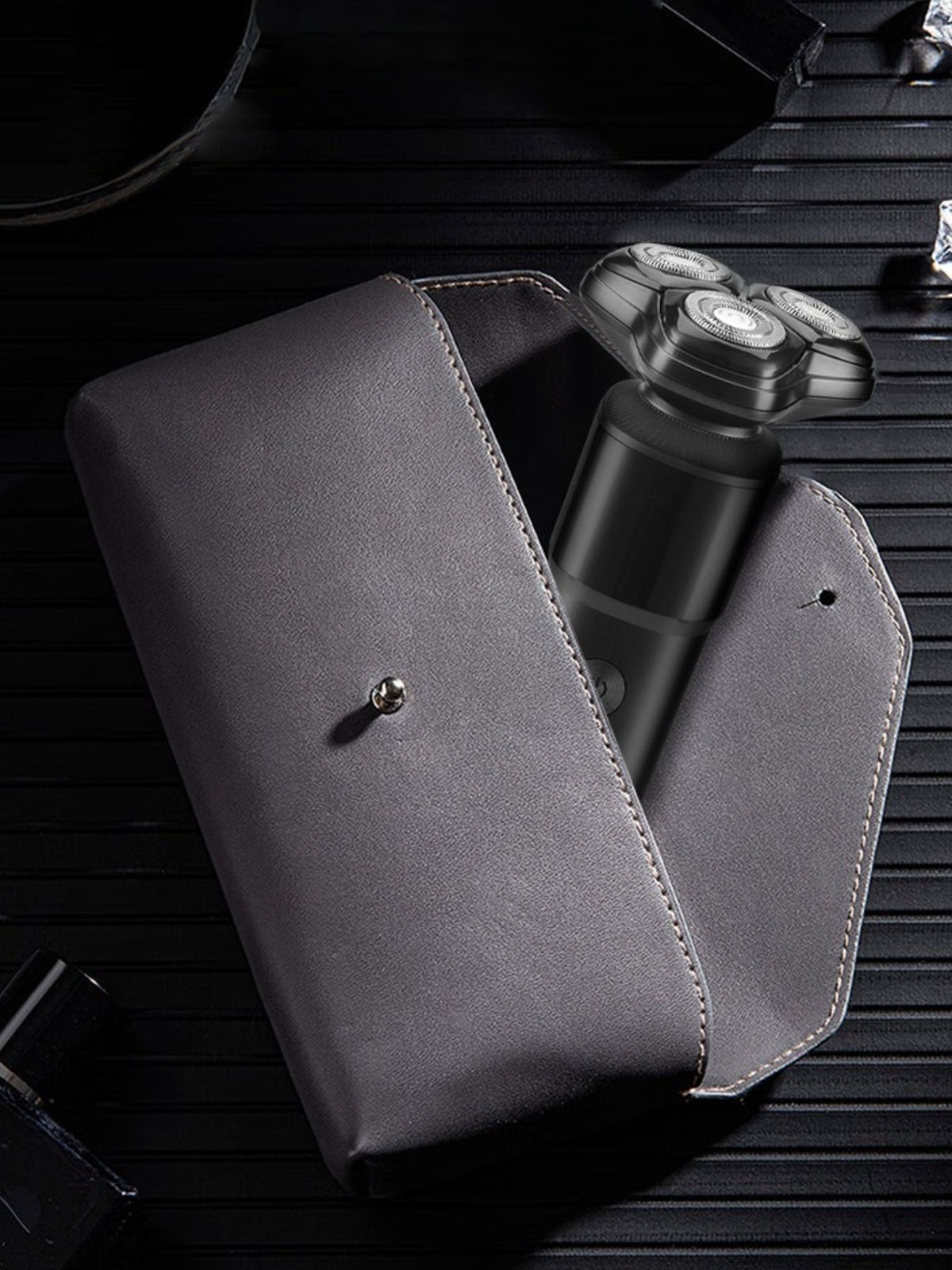Rotary shaver side profile in black