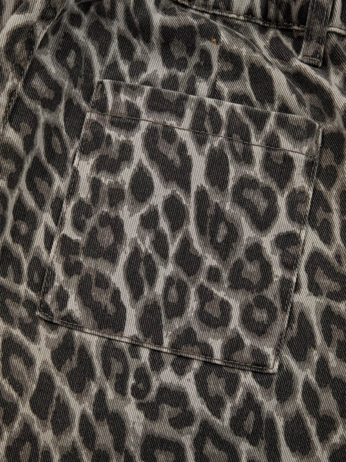 Loose leg leopard jeans waist detail