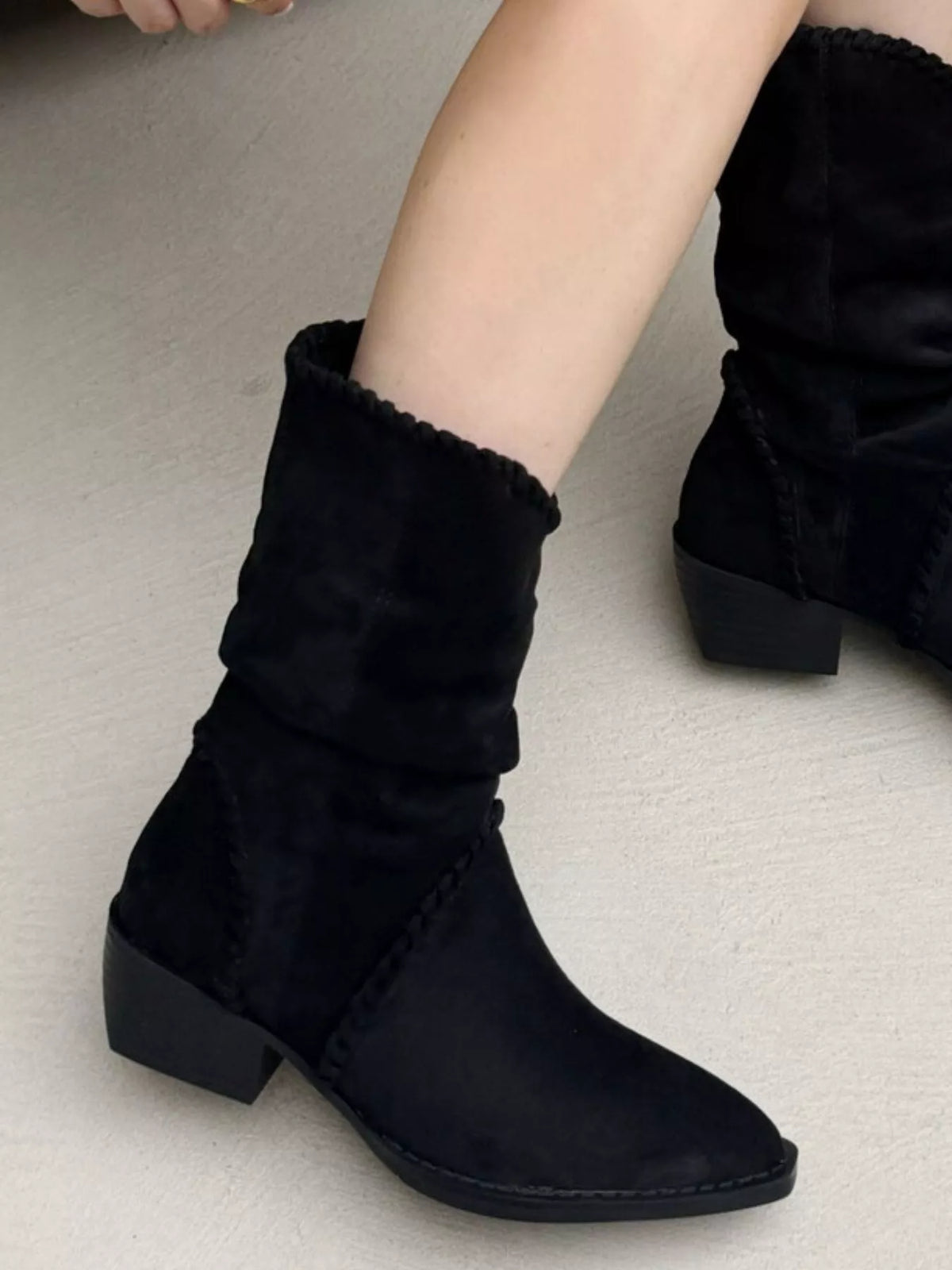 Black point toe block heel boots heel detail