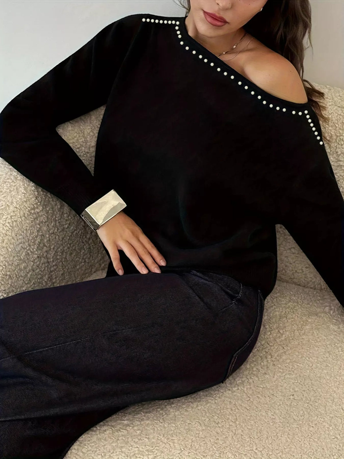 Single shoulder neckline detail