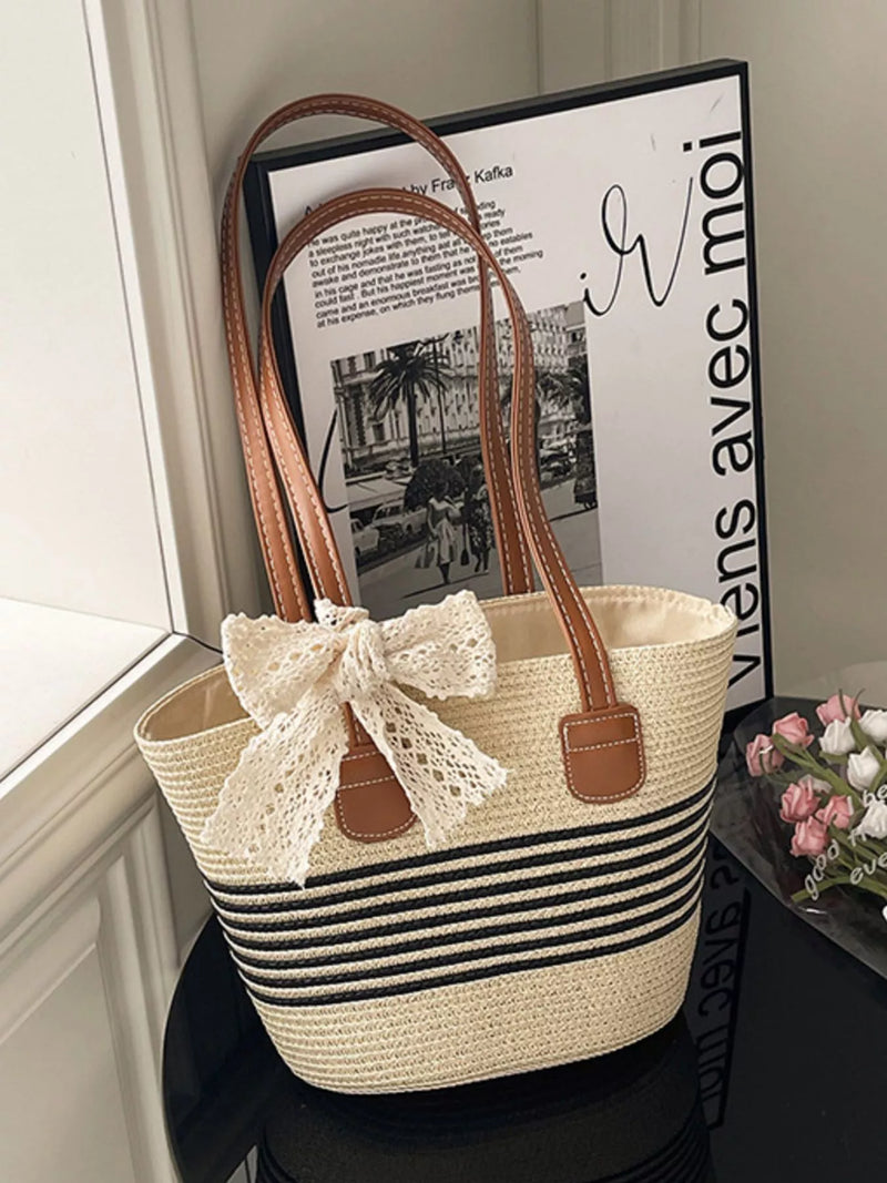 Woven straw shoulder bag with lace bow front view