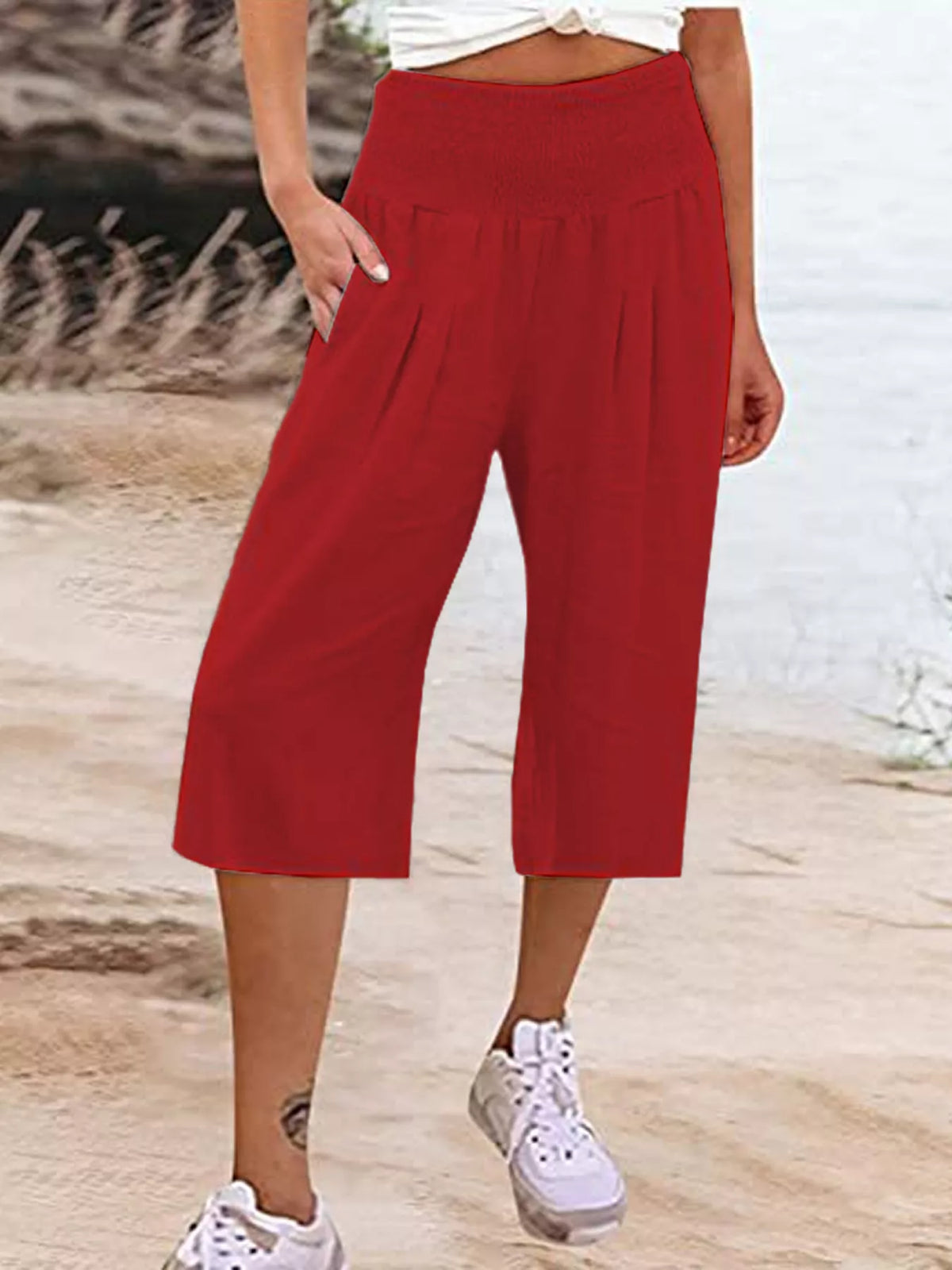 Capri length hem detail on the wide leg pants