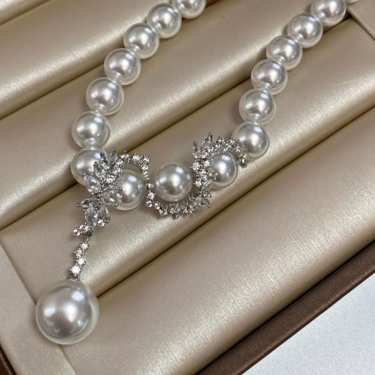 Zircon pearl necklace detail