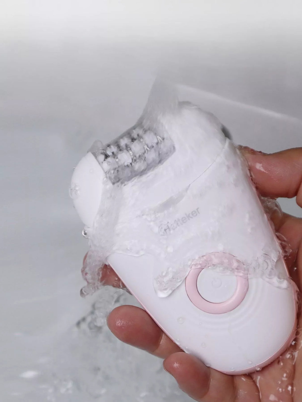 Compact epilator held in hand