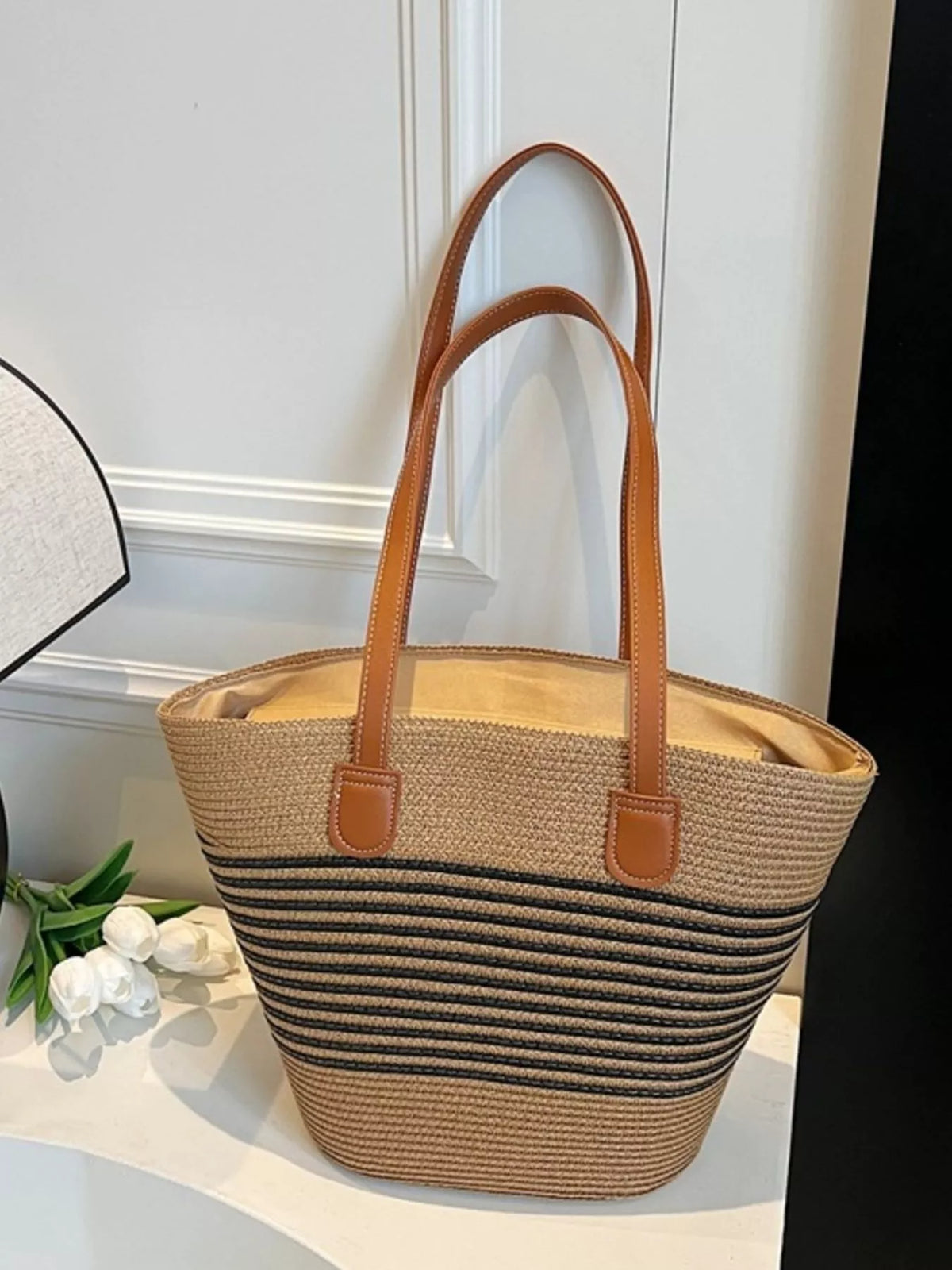 Straw shoulder bag woven texture detail