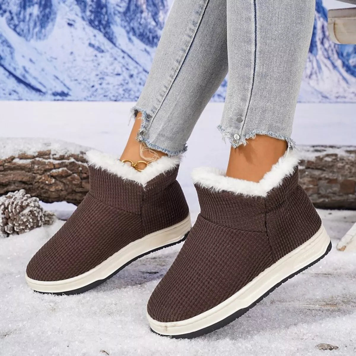 Cozy knit ankle boots, heel detail