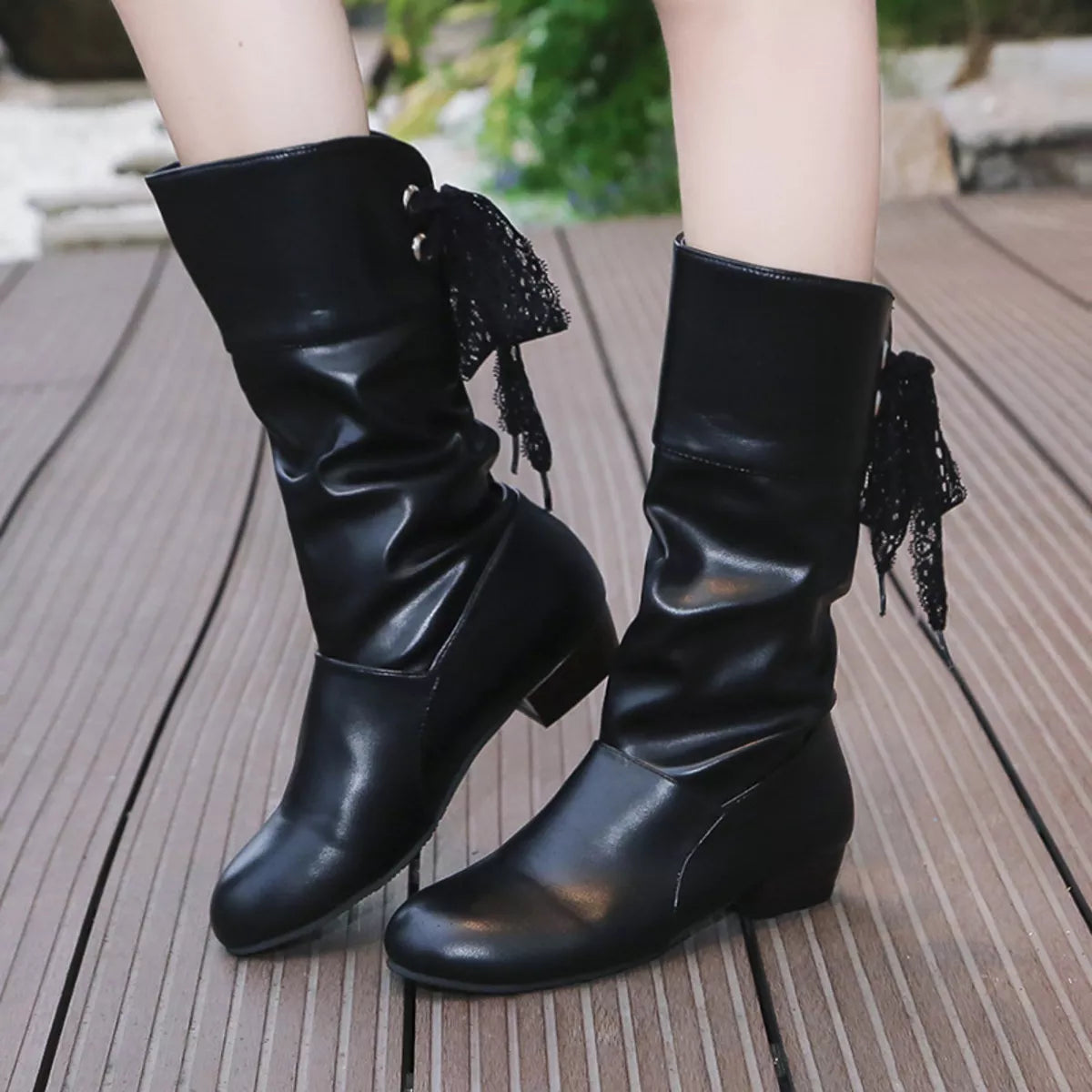 Round toe block heel boots upper detail