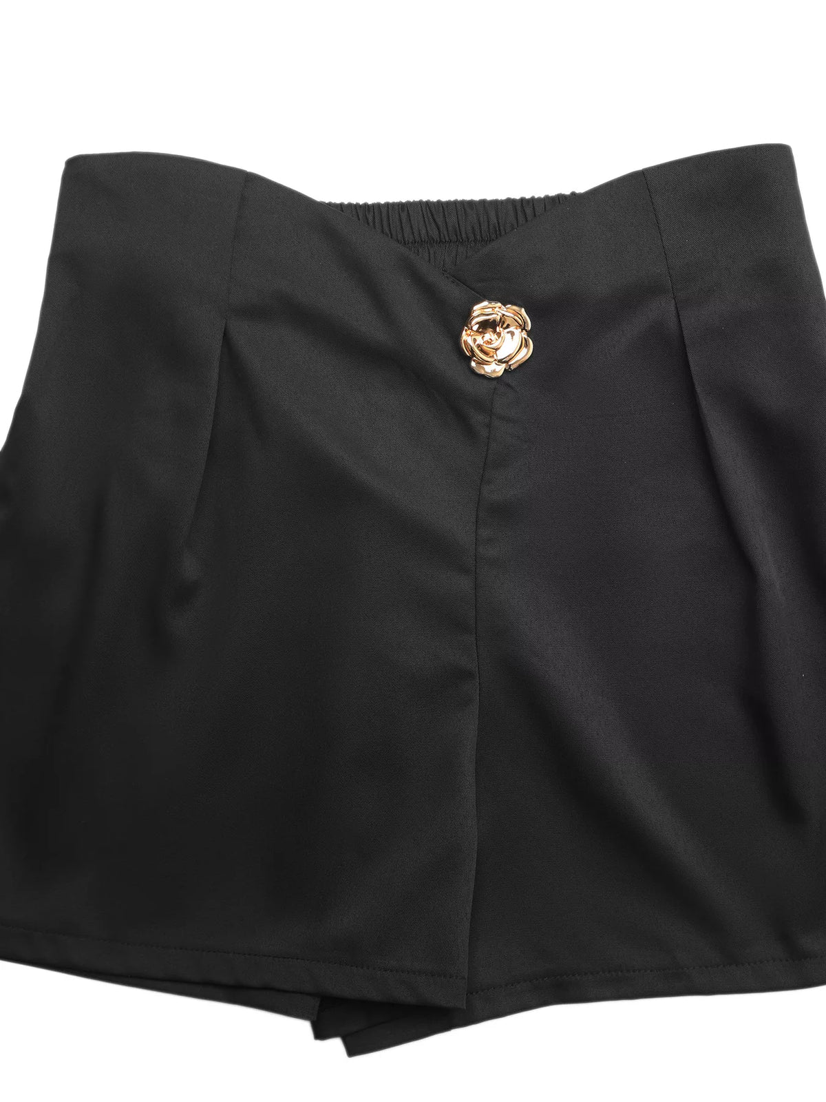 Black high waist pleated shorts waistband detail