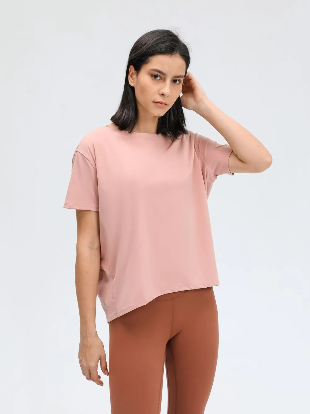 Round neck short sleeve active t-shirt hem detail