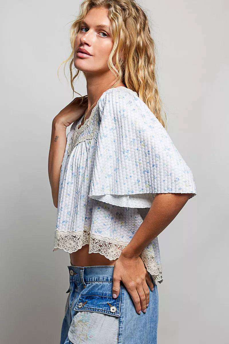 Lace trim detail on floral print blouse