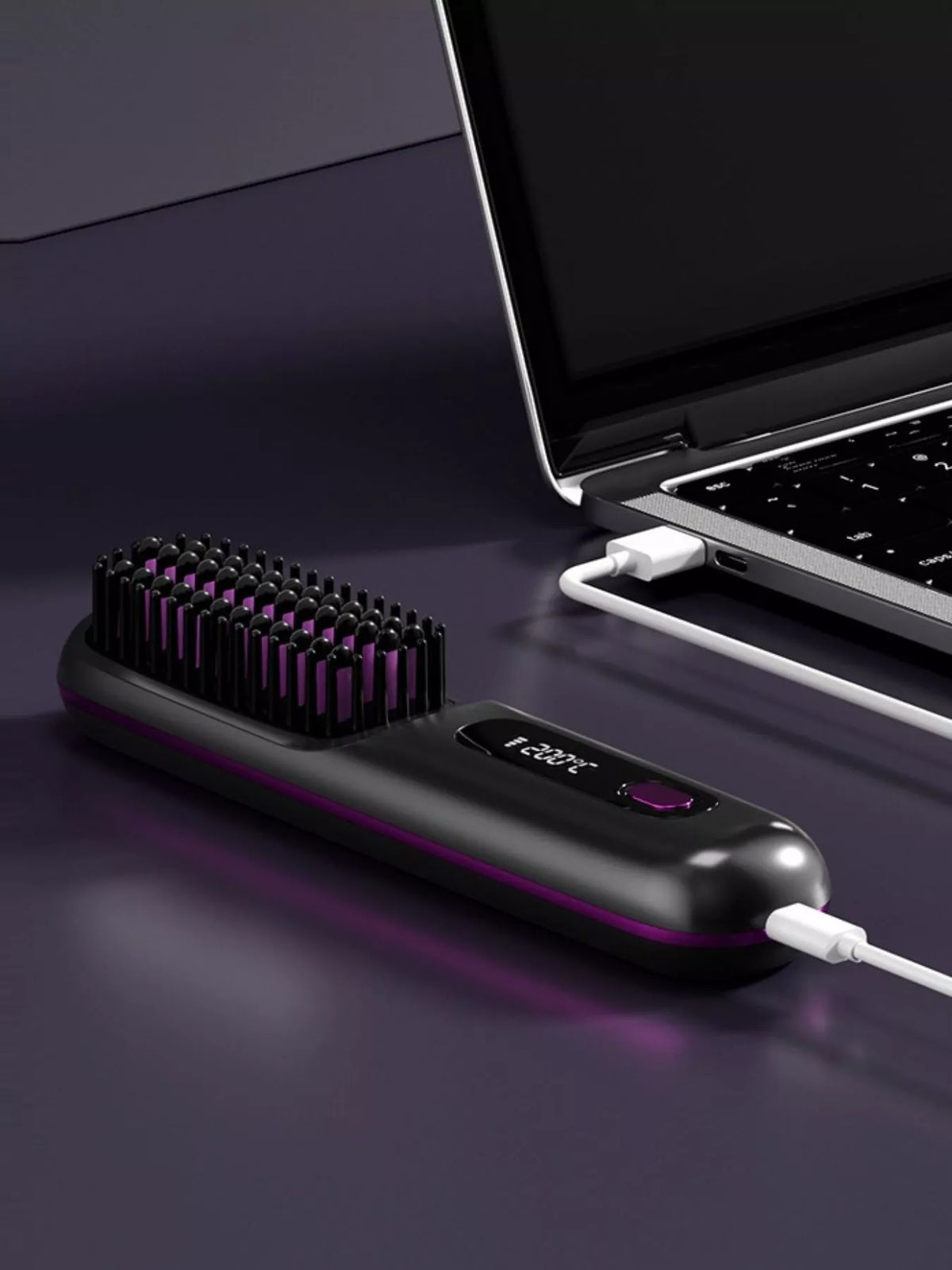 Straightening comb held in hand