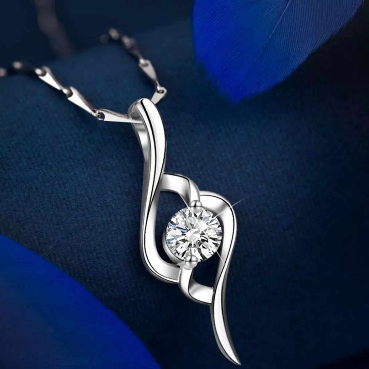 Detail of the silver chain and clasp on the necklace