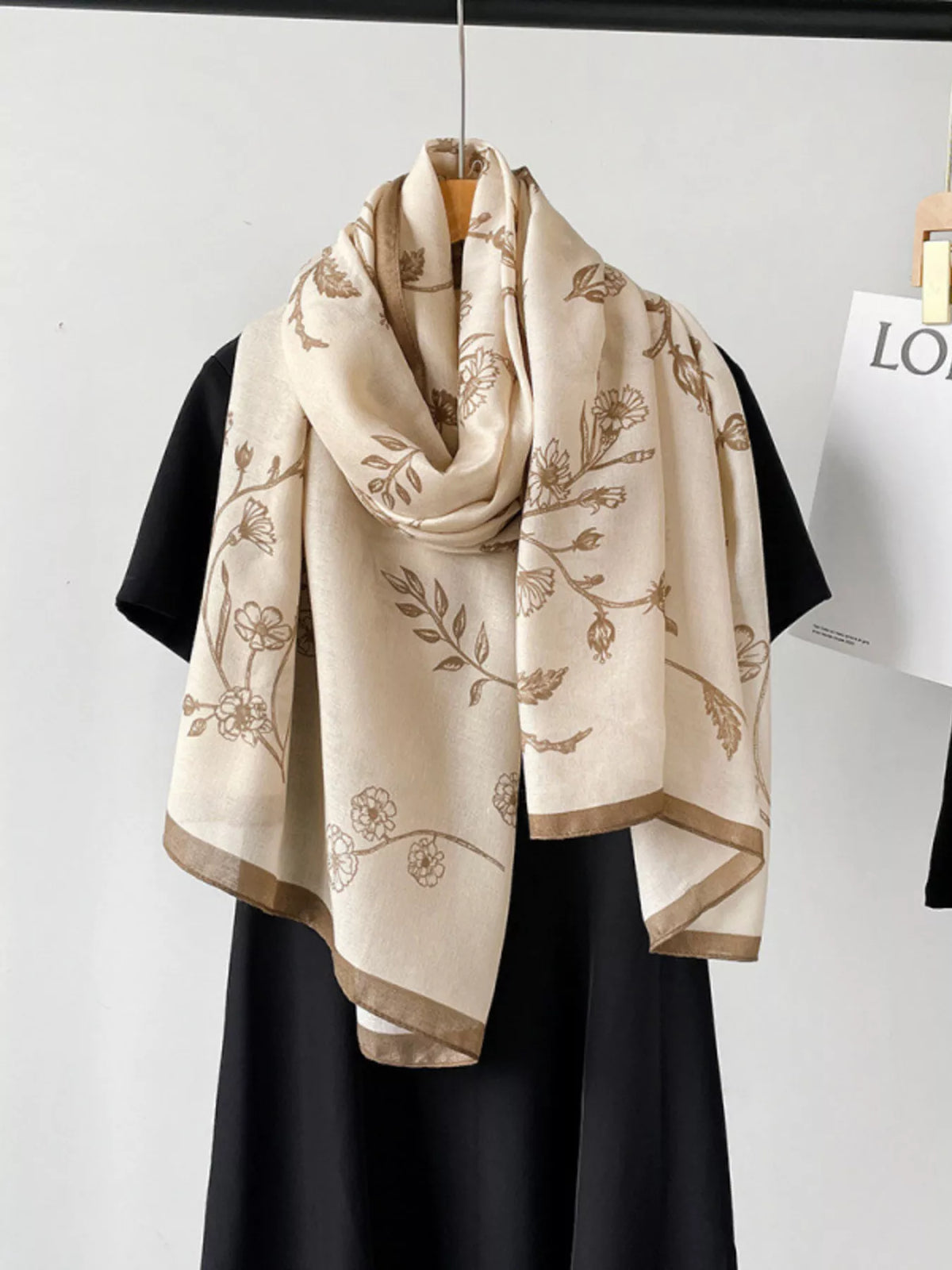 Print scarf knotted at the neck with a blazer