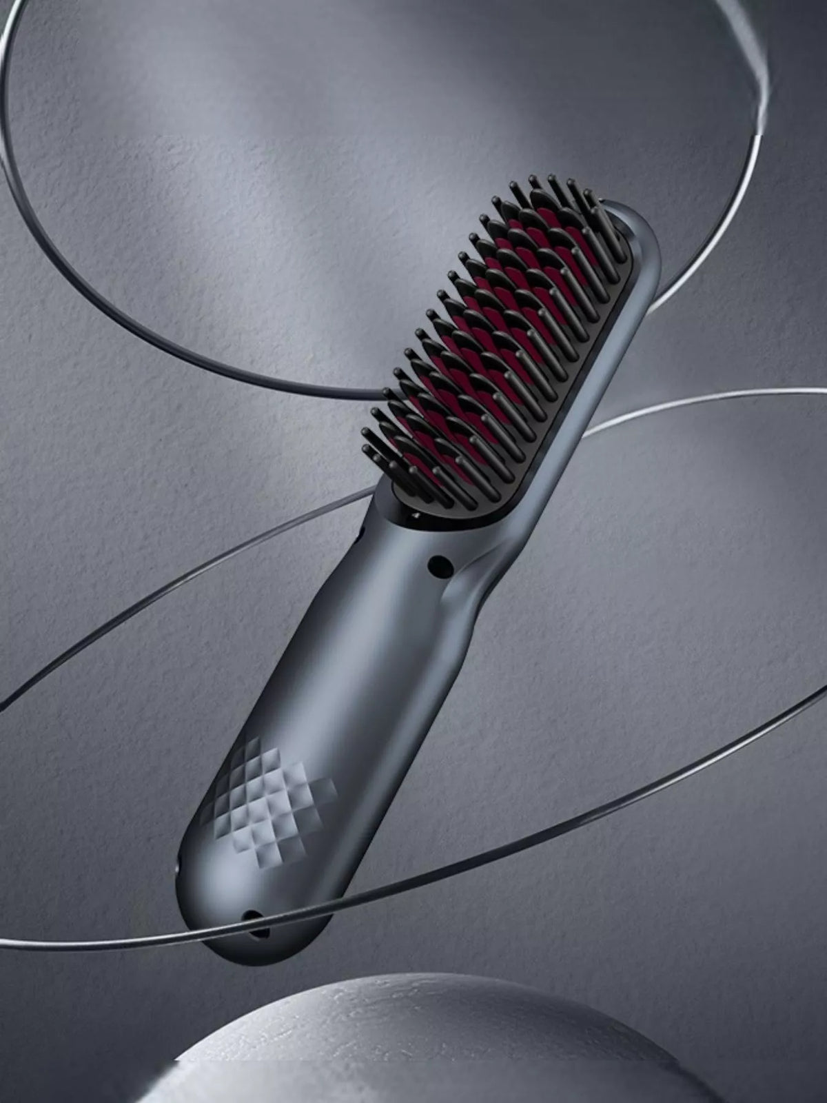 Straightening comb held in hand