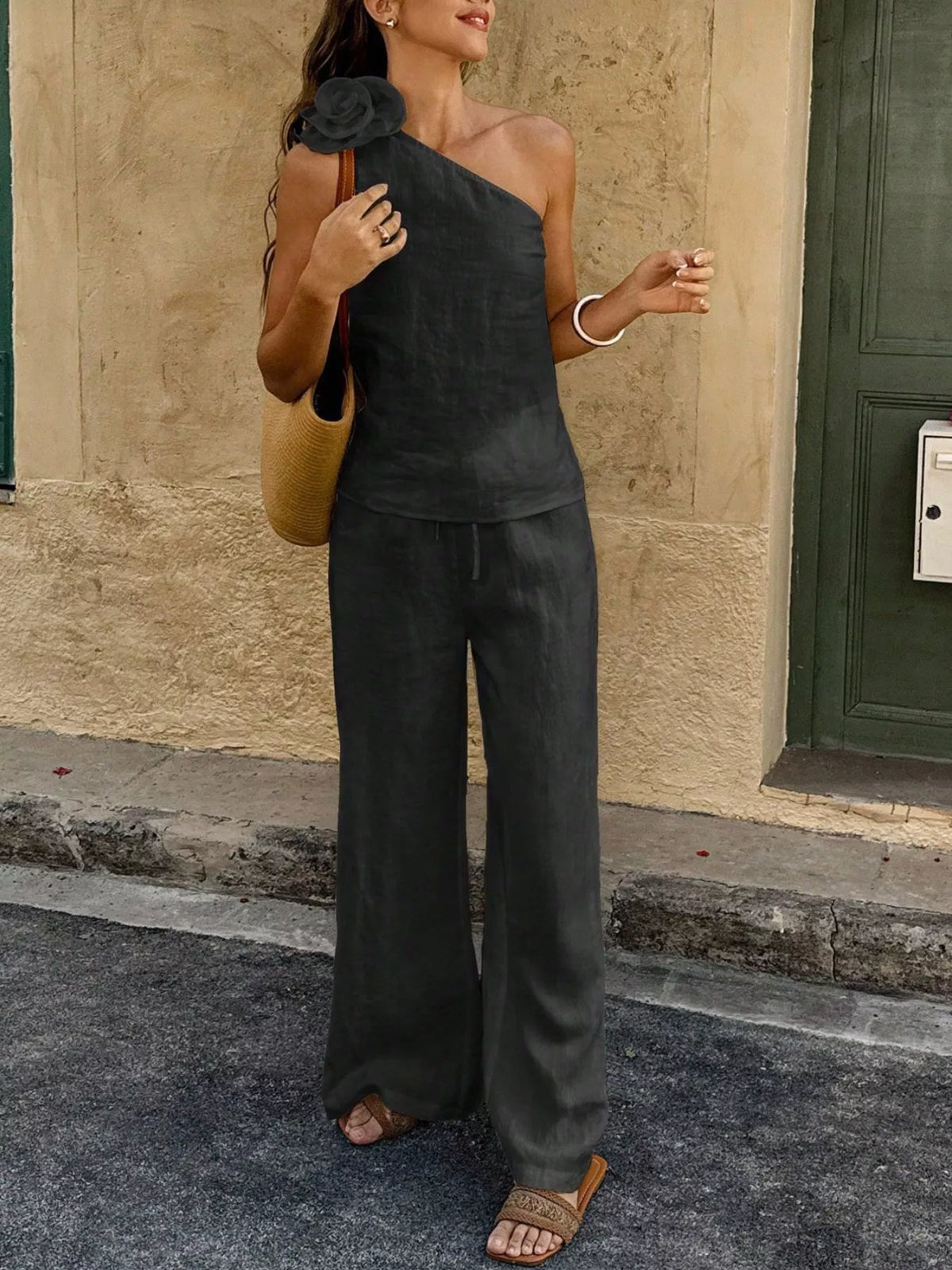 One shoulder set close up