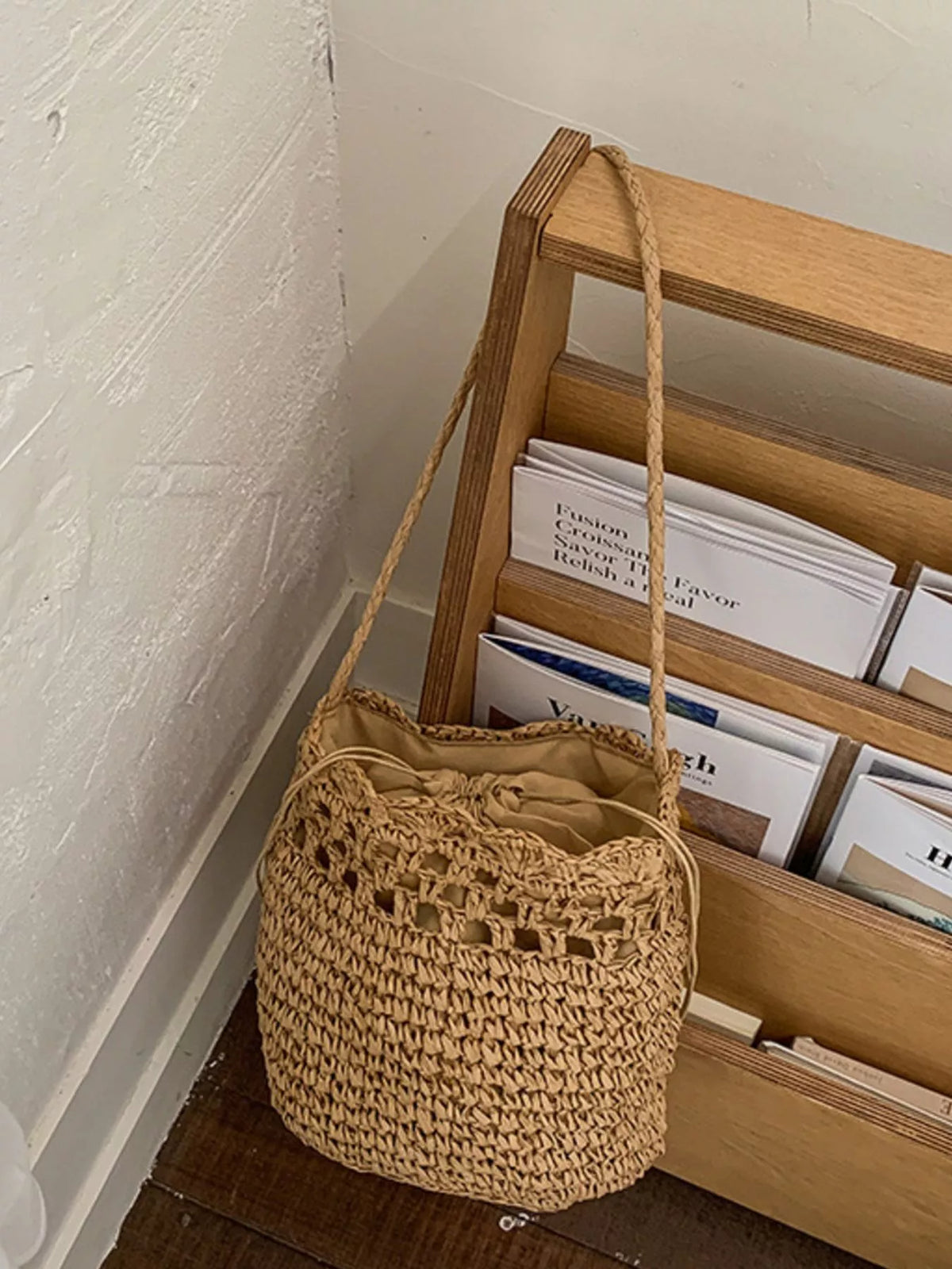 Straw bucket bag natural weave detail