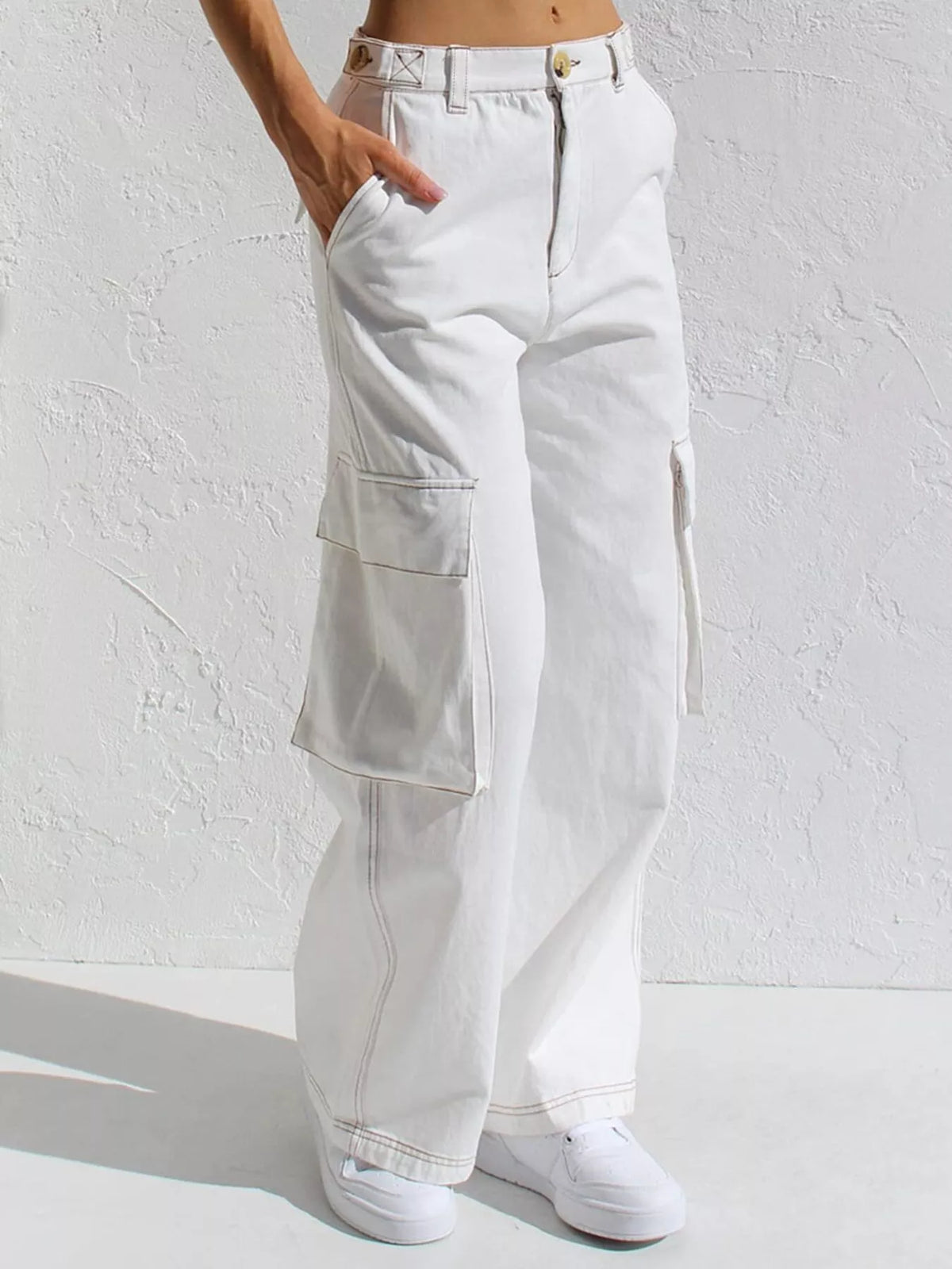 High waist cargo jeans styling detail