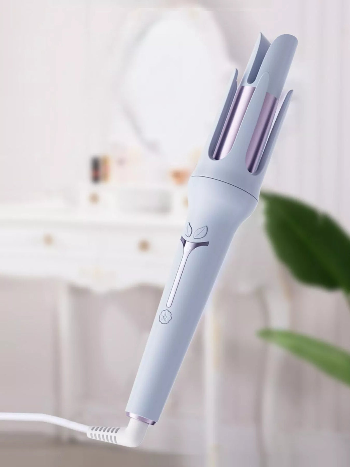 Automatic curling iron creating curls