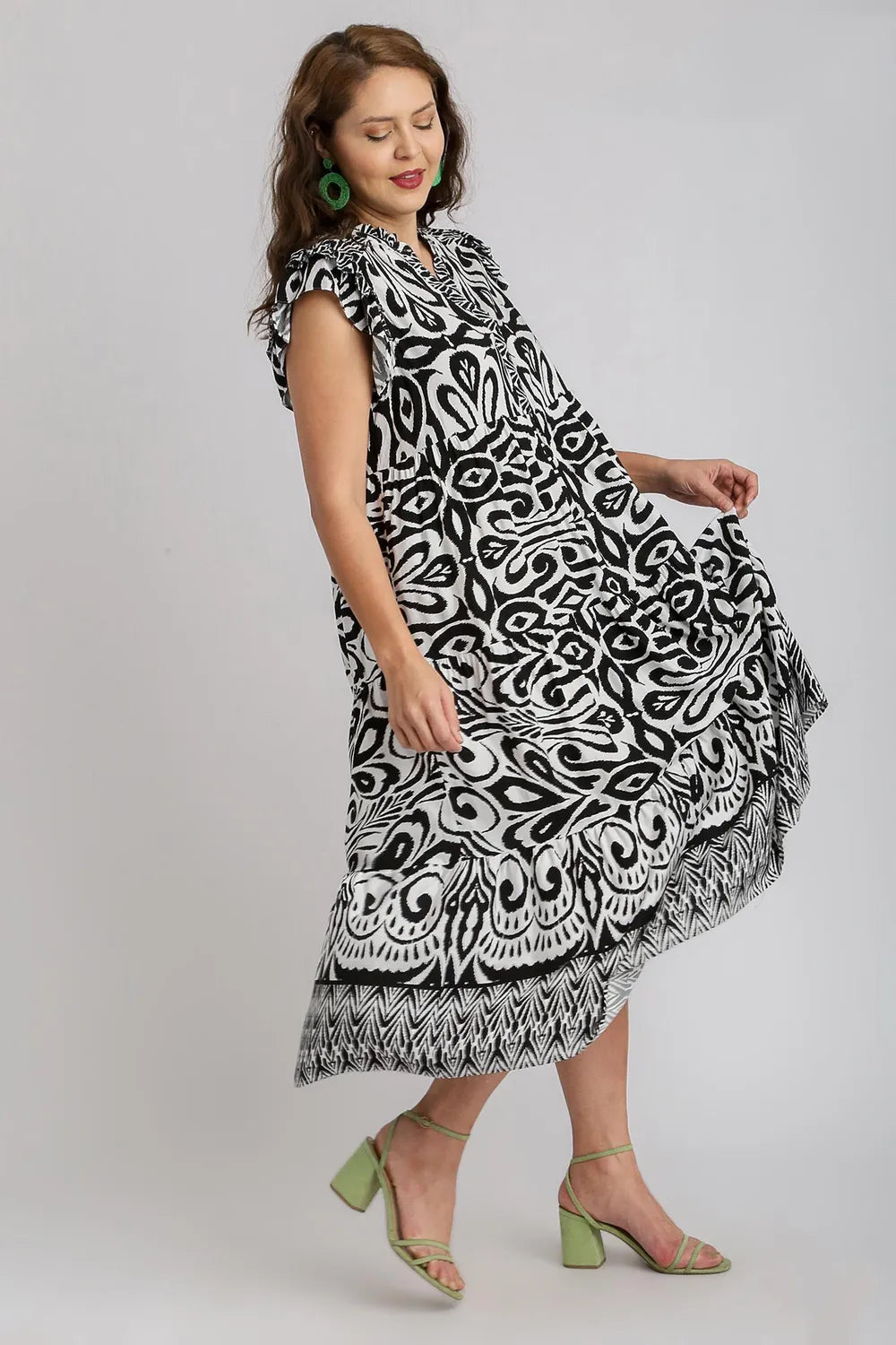 Border Print Ruffle Cap Sleeve Midi Dress Plus Size in Black close up