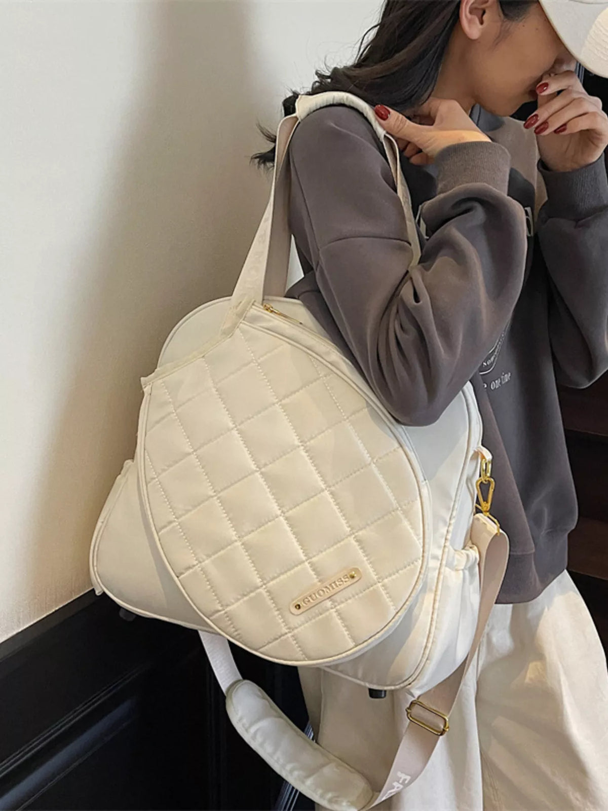 Badminton shoulder bag worn on the shoulder