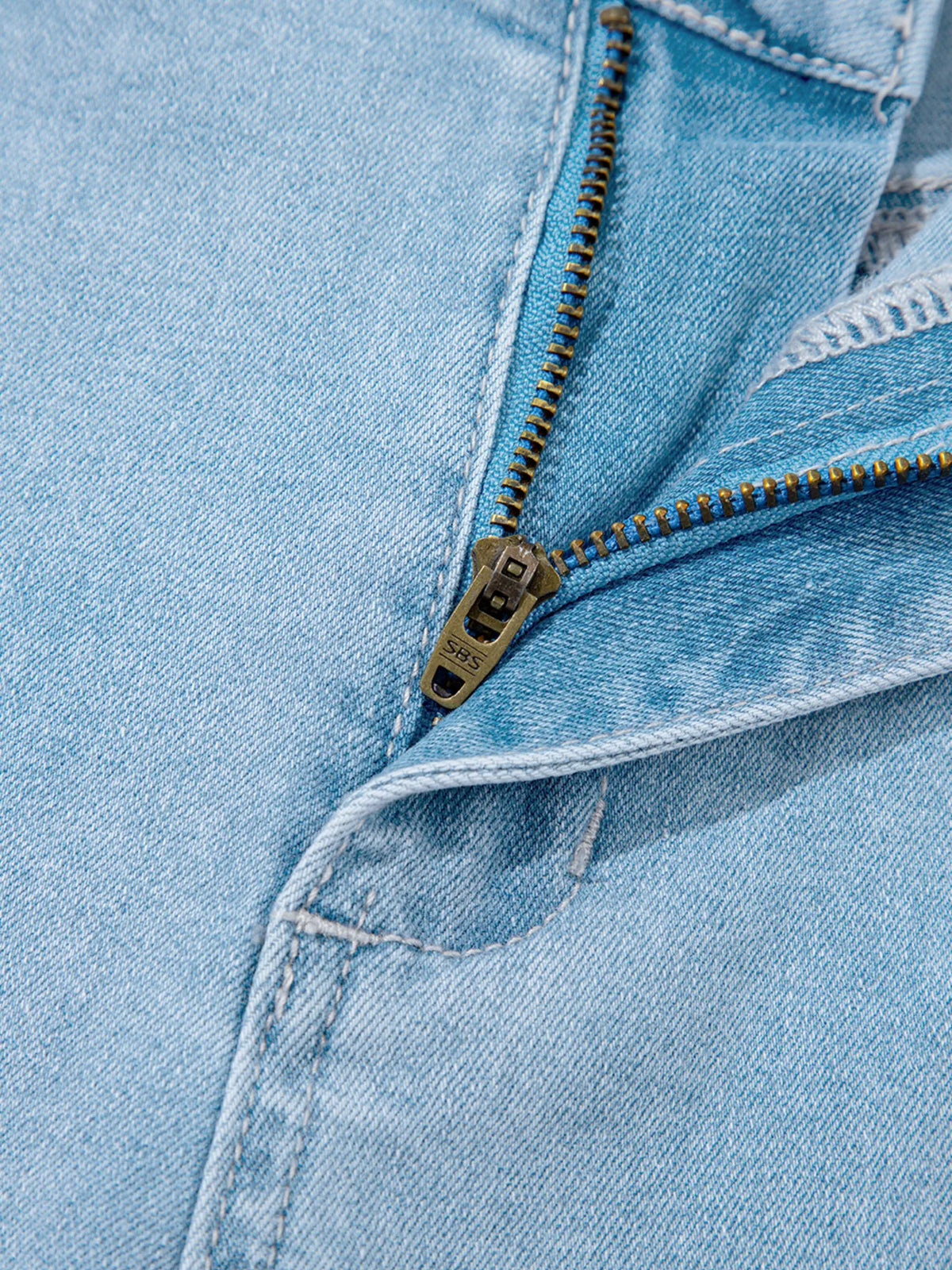 Model wearing blue barrel jeans