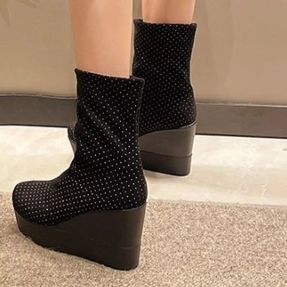 Round Toe Wedge Boots upper detail