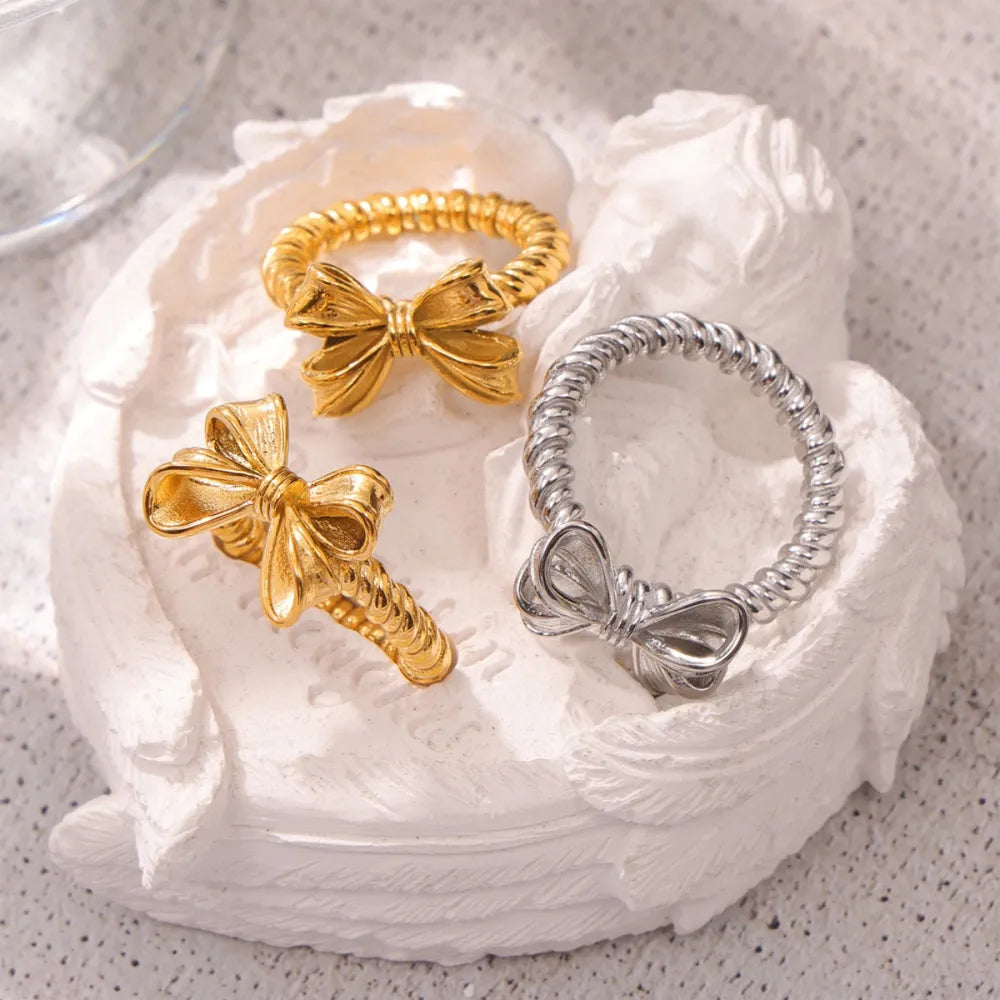 Twisted bow ring side profile view
