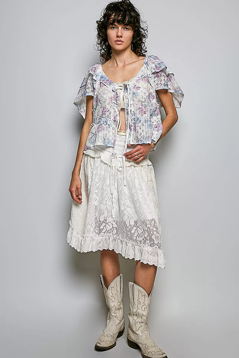 Flutter sleeve and gathered waist seam on the lace blouse